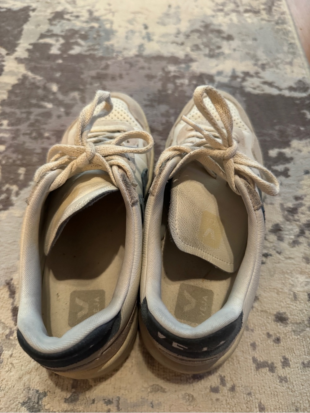 Veja V-90 Leather Sneaker - Picture 8 of 8